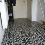 Portugese tegels Flowerz zero BW cq VN Negra 12 in hal