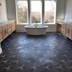 Portugese cementtegels in je badkamer gaan leggen Hexa Stripez 02 zwart grijs